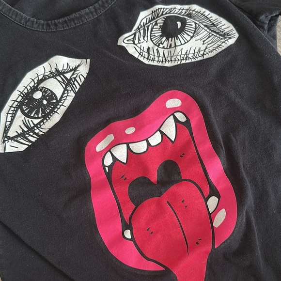 PrettyLittleThing Black Tee with Pink Graphic - Picture 4 of 5